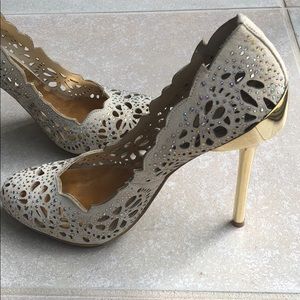 BCBGMAXAZRIA  peacock beige/Gold STUNNING heels